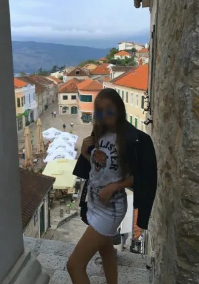Amira, 33
